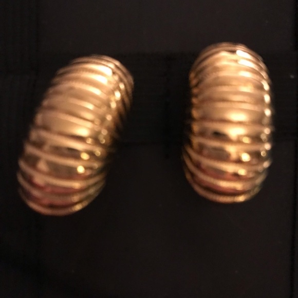 𝅺Vintage Gold tone clip earring like new unbranded appropriately 1.5” - Picture 2 of 3